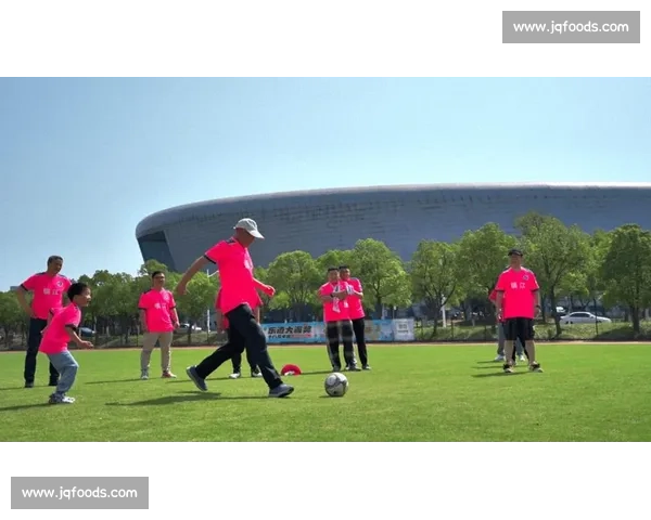 最红啦啦队出征苏超!激情助威点燃绿茵场 最红啦啦队出征苏超!激情助威点燃绿茵场